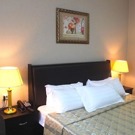 Corina Hotel Monrovia Bagian luar foto