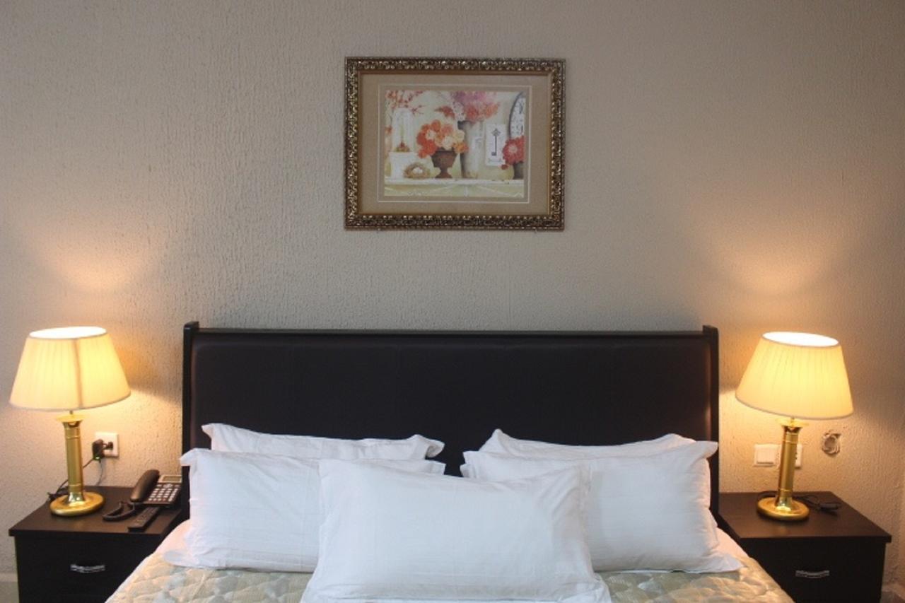 Corina Hotel Monrovia Bagian luar foto