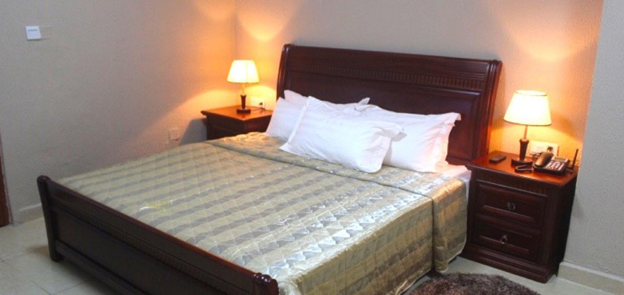Corina Hotel Monrovia Bagian luar foto