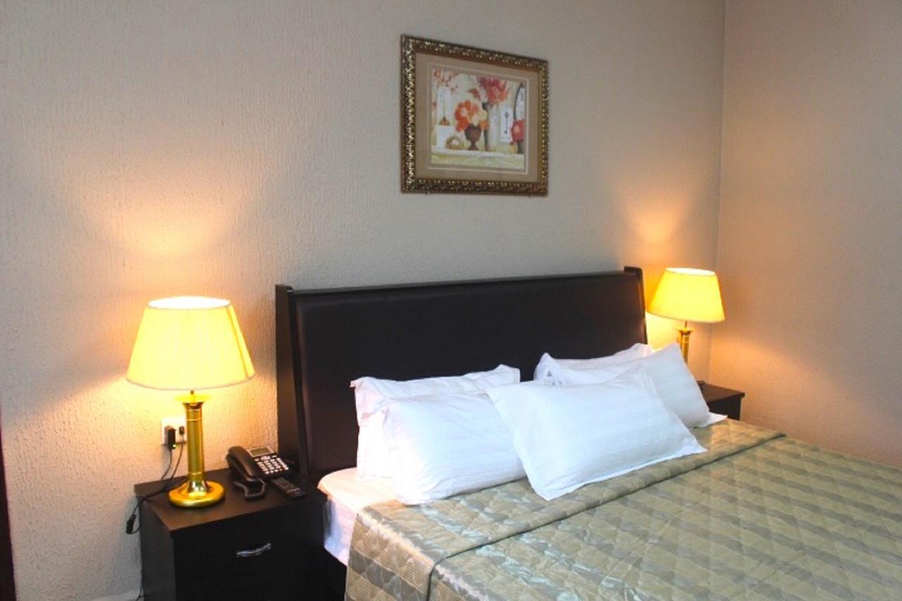 Corina Hotel Monrovia Bagian luar foto