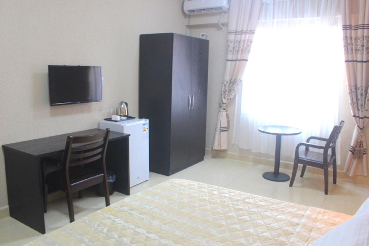 Corina Hotel Monrovia Bagian luar foto