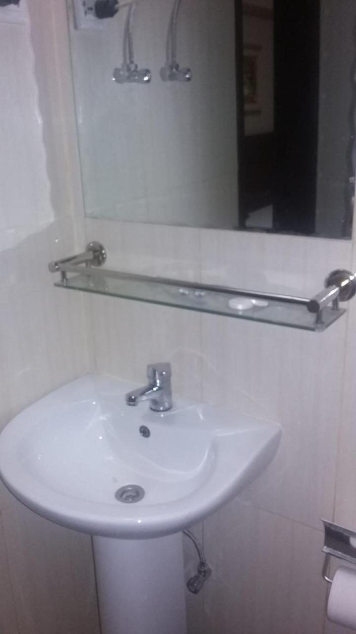 Corina Hotel Monrovia Bagian luar foto