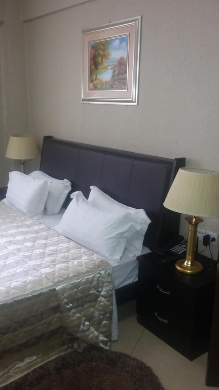 Corina Hotel Monrovia Bagian luar foto