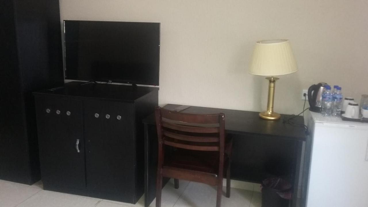 Corina Hotel Monrovia Bagian luar foto