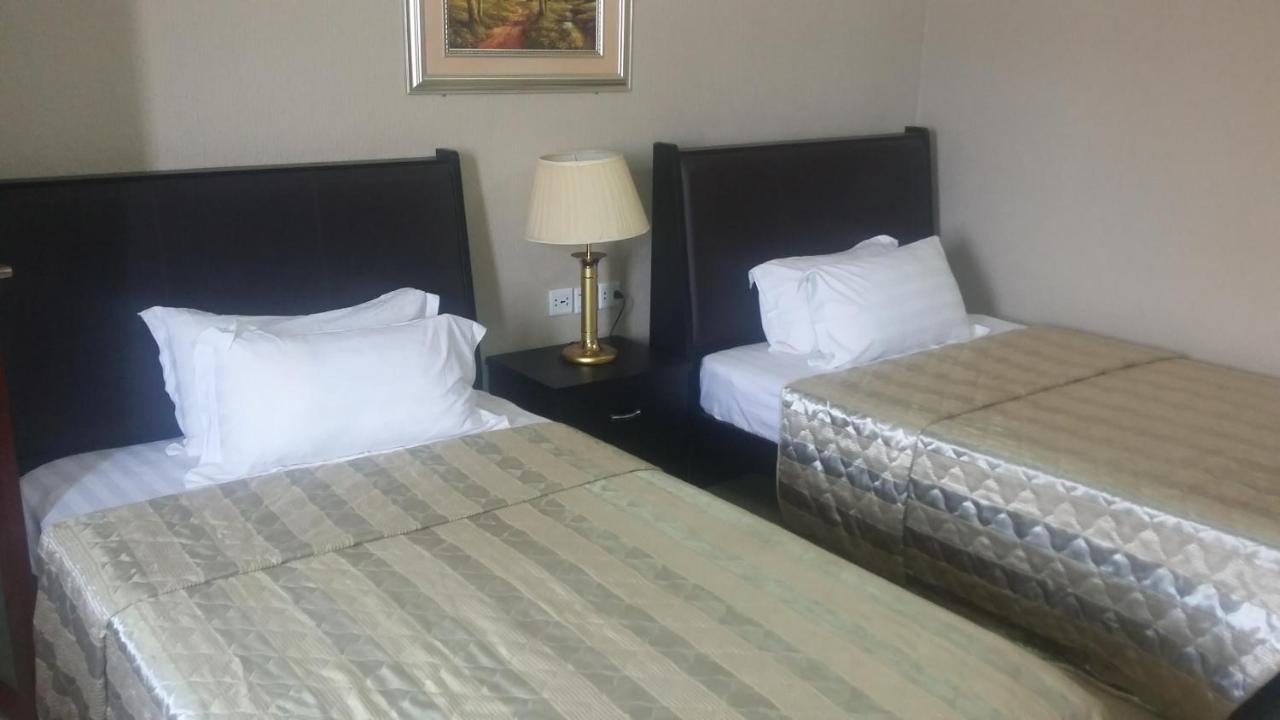 Corina Hotel Monrovia Bagian luar foto